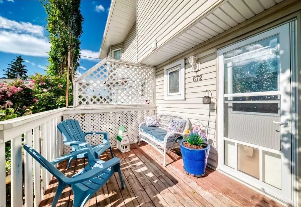 672 Killarney Glen Court SW Calgary AB T3E 7H4