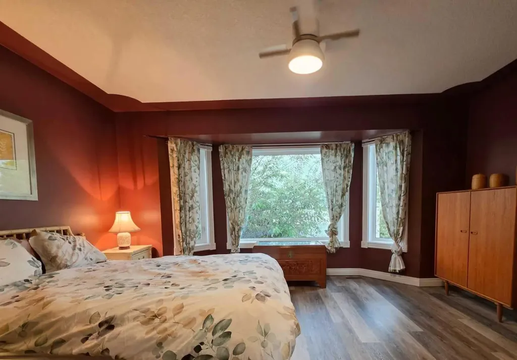 672 Killarney Glen Court SW Calgary AB T3E 7H4