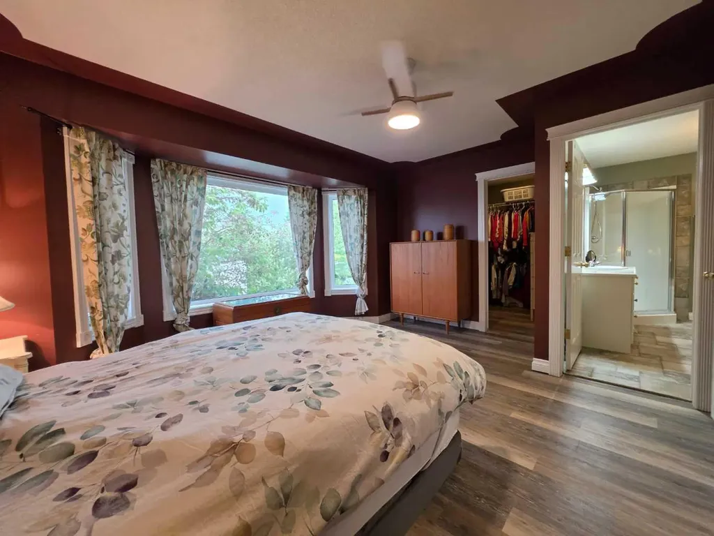 672 Killarney Glen Court SW Calgary AB T3E 7H4