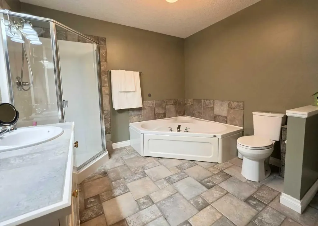672 Killarney Glen Court SW Calgary AB T3E 7H4