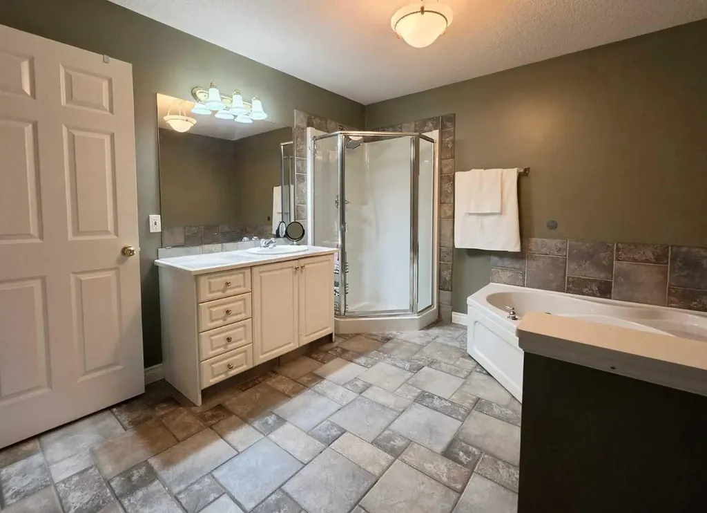 672 Killarney Glen Court SW Calgary AB T3E 7H4