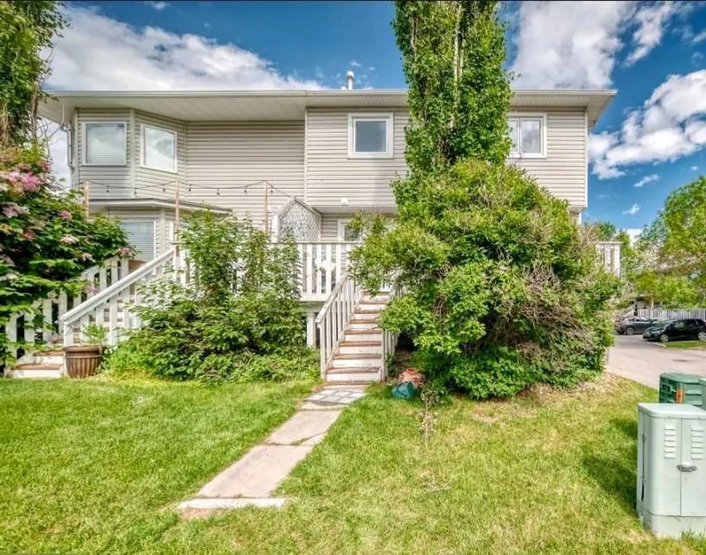 672 Killarney Glen Court SW Calgary AB T3E 7H4
