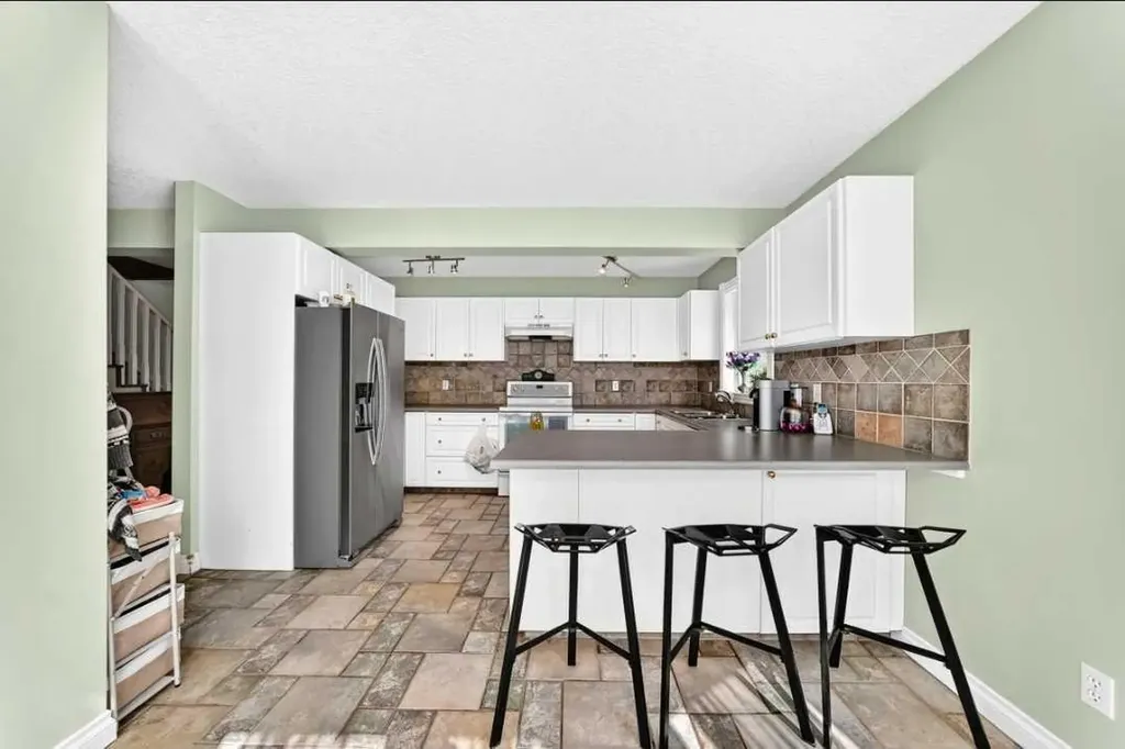 672 Killarney Glen Court SW Calgary AB T3E 7H4