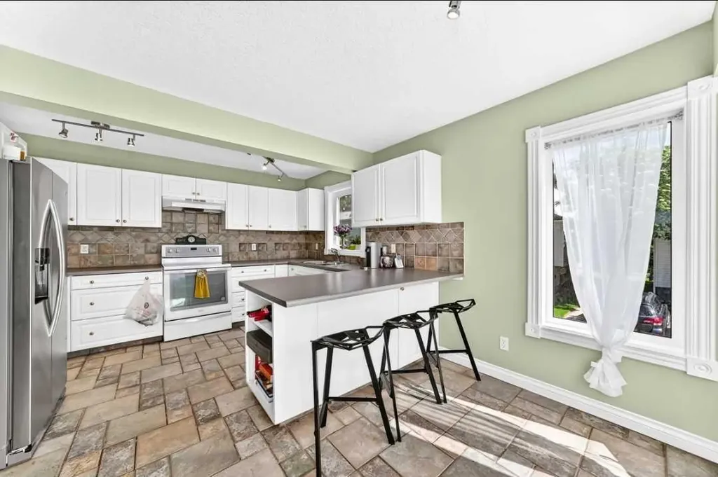 672 Killarney Glen Court SW Calgary AB T3E 7H4