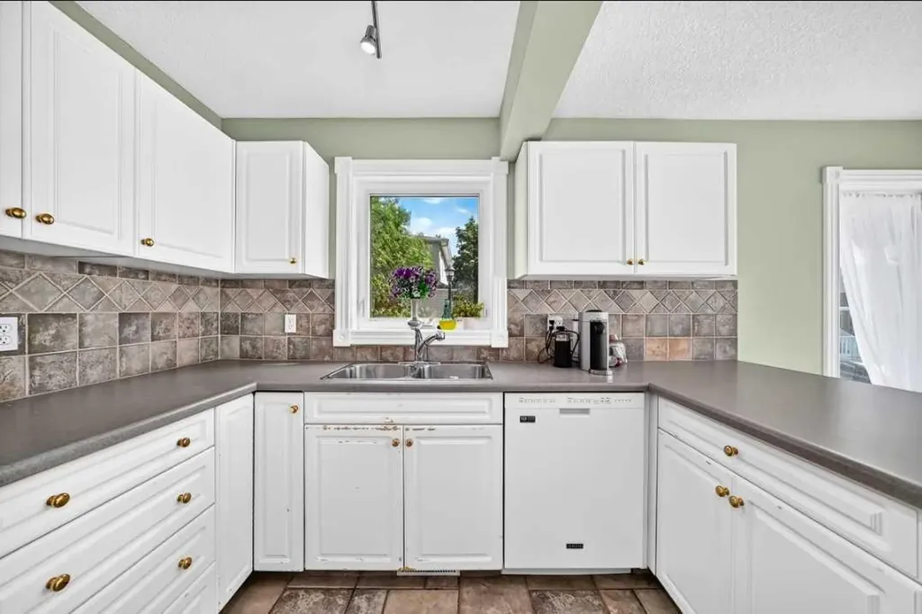 672 Killarney Glen Court SW Calgary AB T3E 7H4