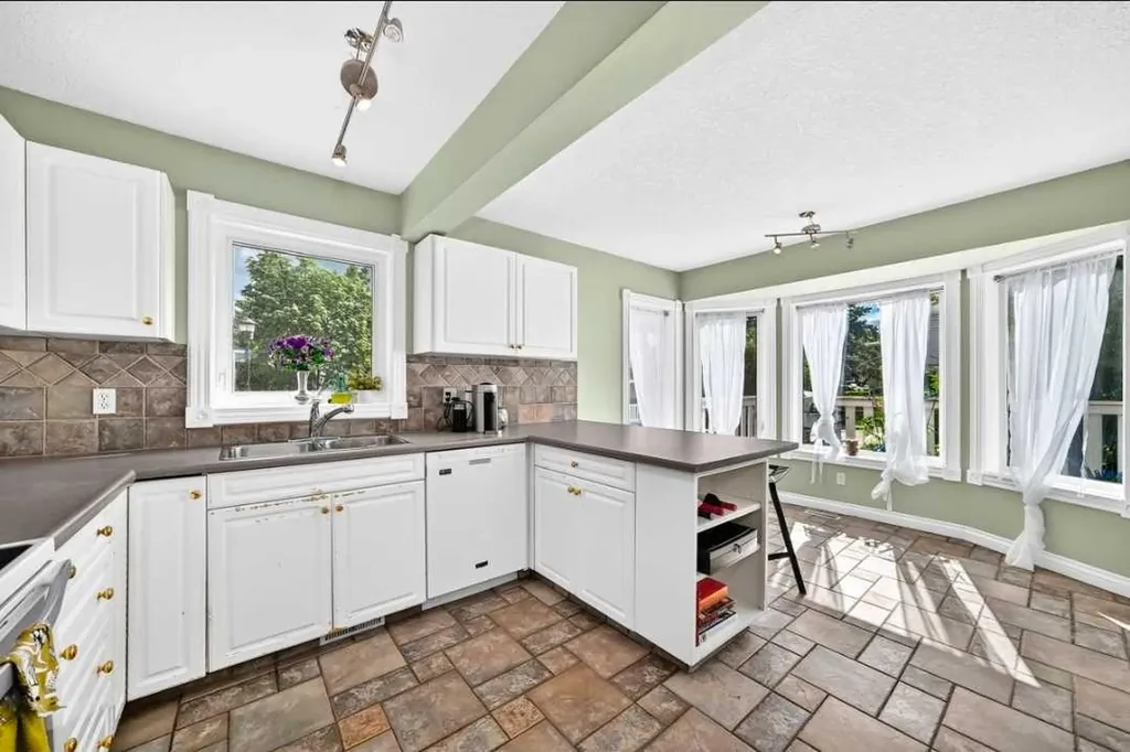 672 Killarney Glen Court SW Calgary AB T3E 7H4