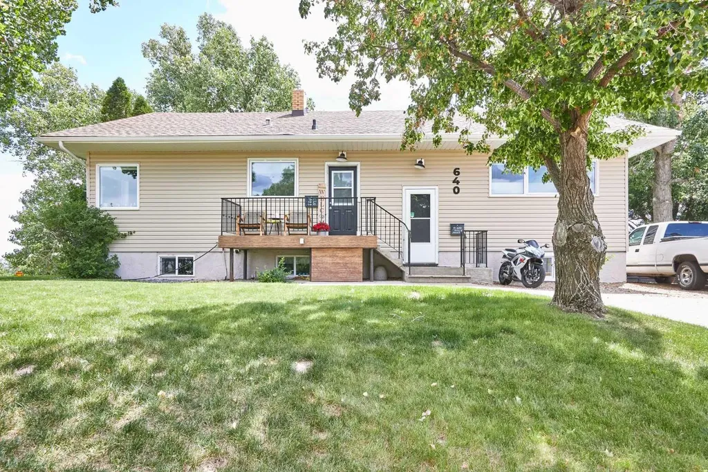 640 Division Avenue NW Medicine Hat AB T1A5Y1