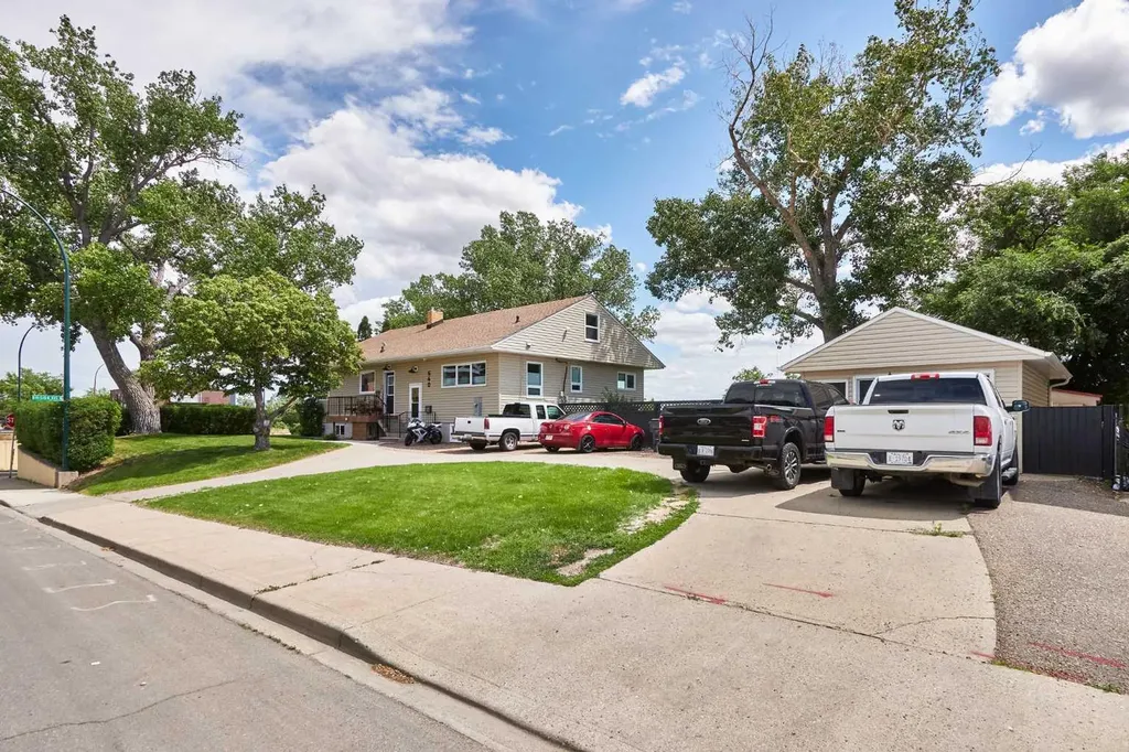 640 Division Avenue NW Medicine Hat AB T1A5Y1