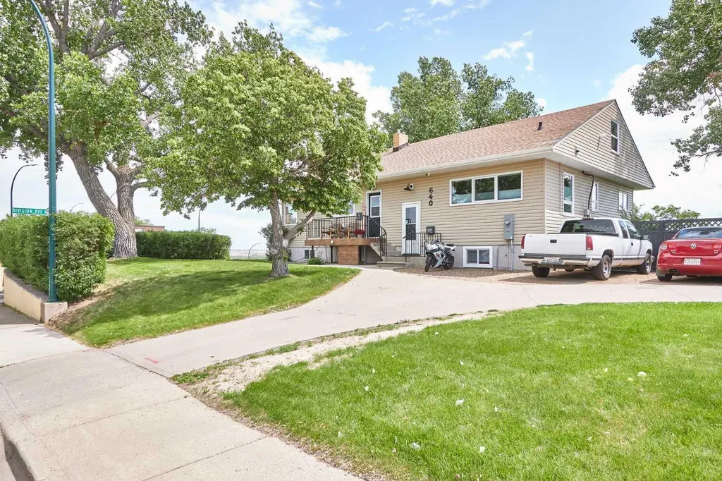 640 Division Avenue NW Medicine Hat AB T1A5Y1
