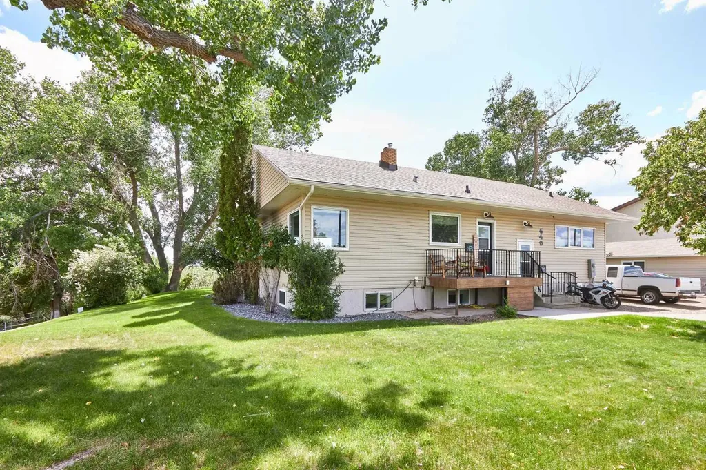 640 Division Avenue NW Medicine Hat AB T1A5Y1