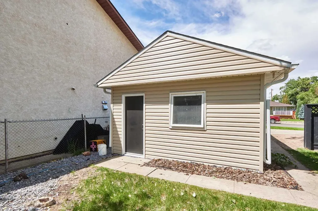 640 Division Avenue NW Medicine Hat AB T1A5Y1