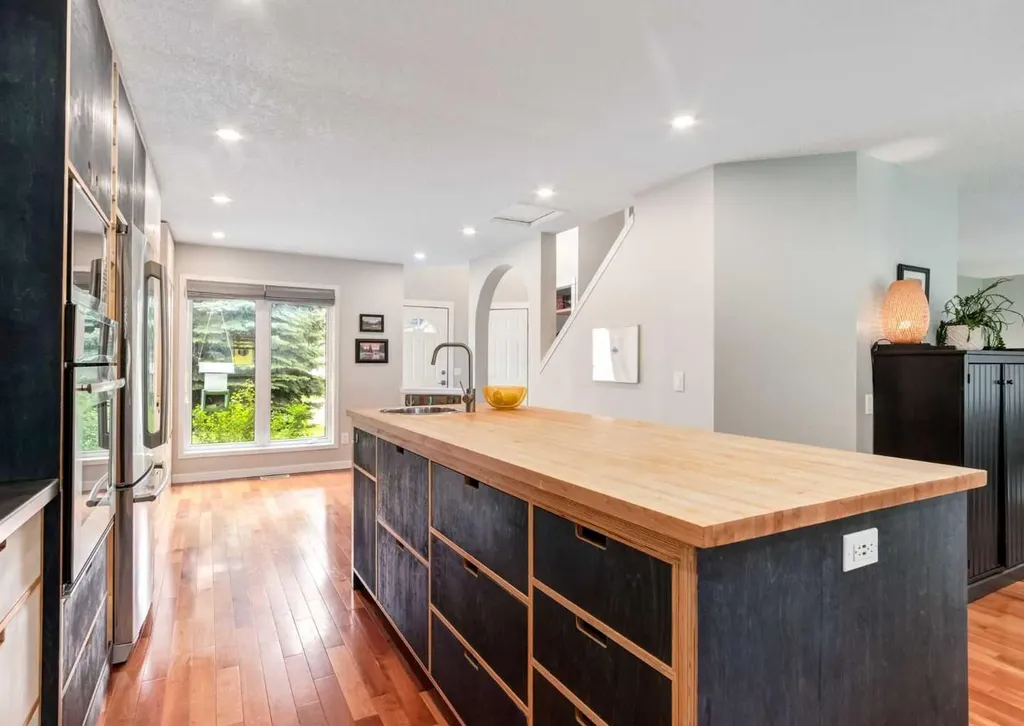 237 Scenic View Close NW Calgary AB T3L 1Y5