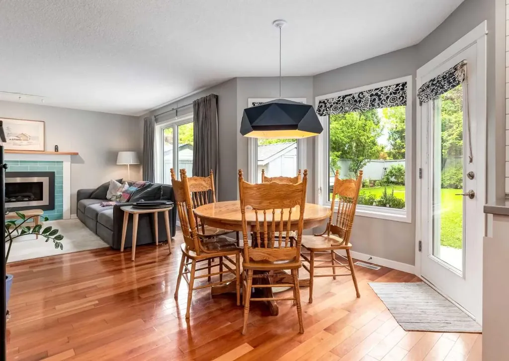 237 Scenic View Close NW Calgary AB T3L 1Y5