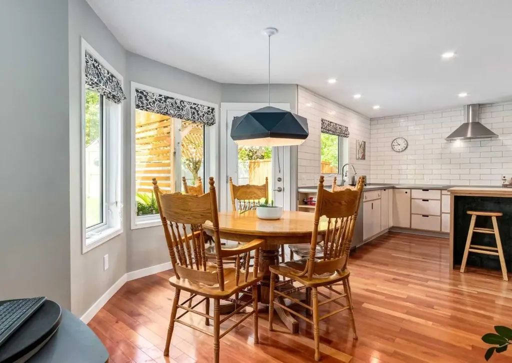 237 Scenic View Close NW Calgary AB T3L 1Y5