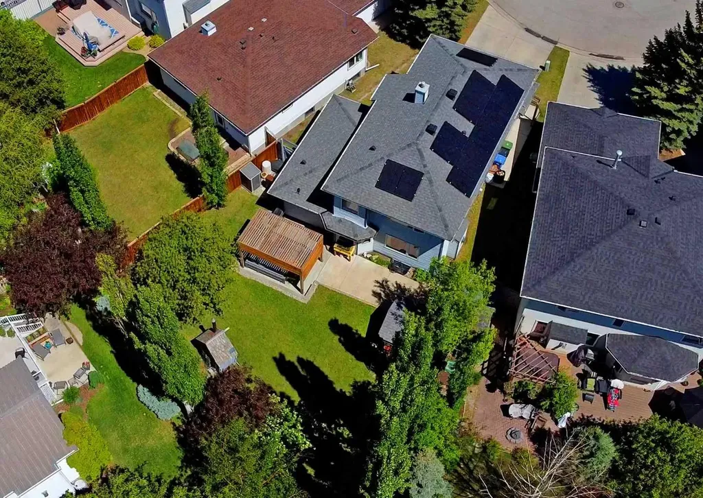237 Scenic View Close NW Calgary AB T3L 1Y5