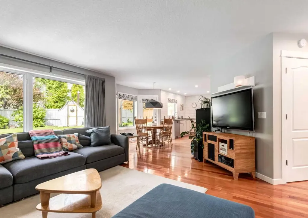 237 Scenic View Close NW Calgary AB T3L 1Y5