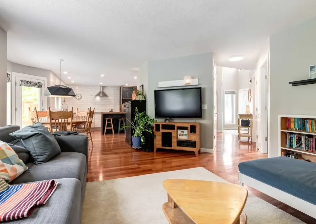 237 Scenic View Close NW Calgary AB T3L 1Y5