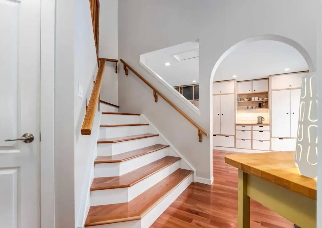 237 Scenic View Close NW Calgary AB T3L 1Y5