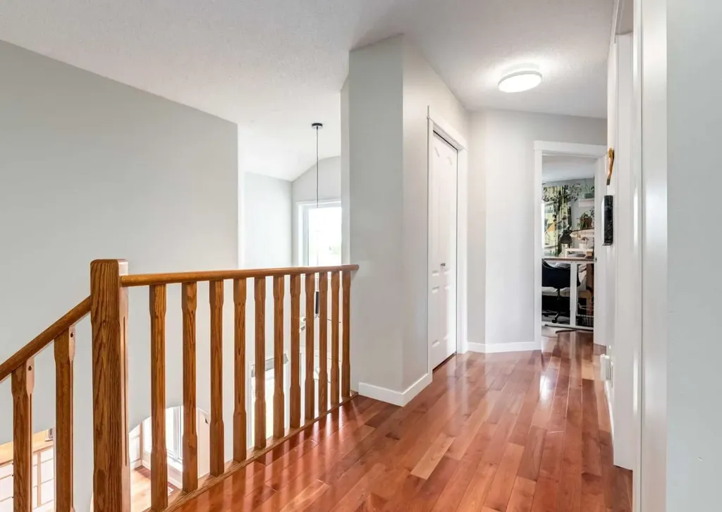 237 Scenic View Close NW Calgary AB T3L 1Y5