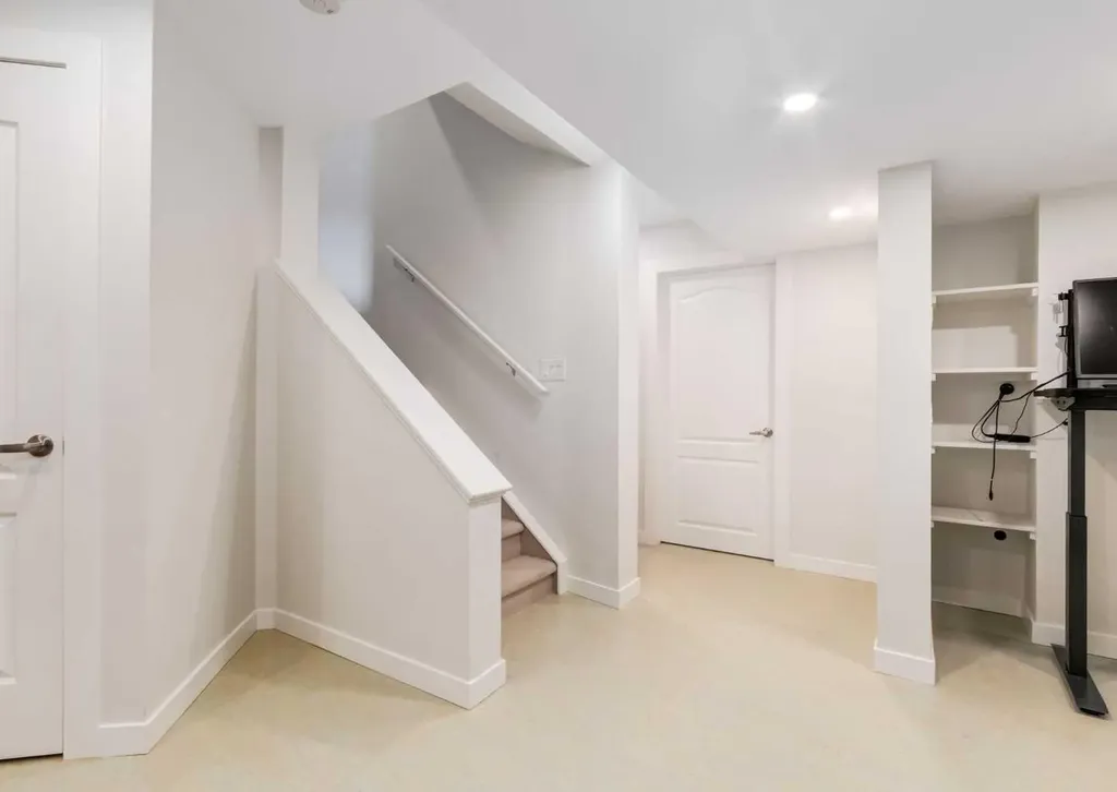237 Scenic View Close NW Calgary AB T3L 1Y5