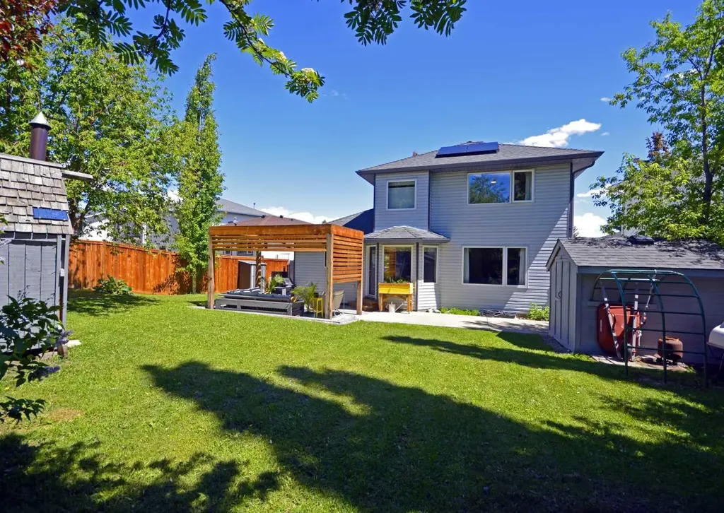 237 Scenic View Close NW Calgary AB T3L 1Y5