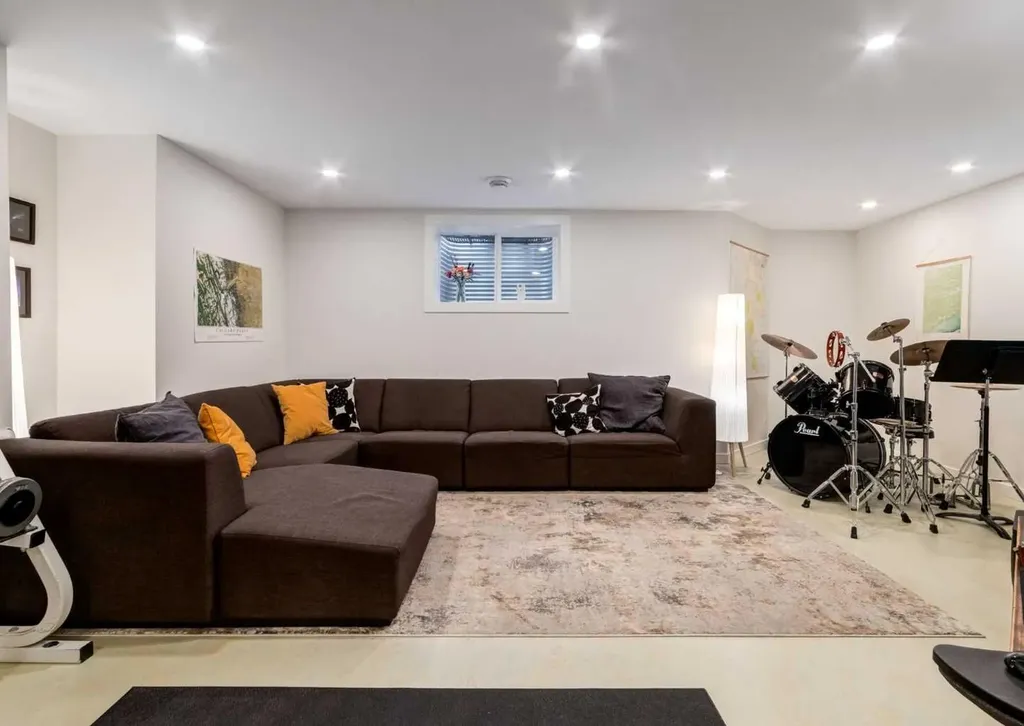 237 Scenic View Close NW Calgary AB T3L 1Y5