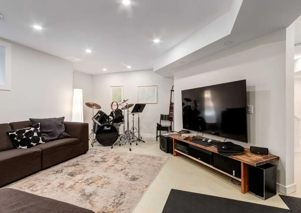 237 Scenic View Close NW Calgary AB T3L 1Y5