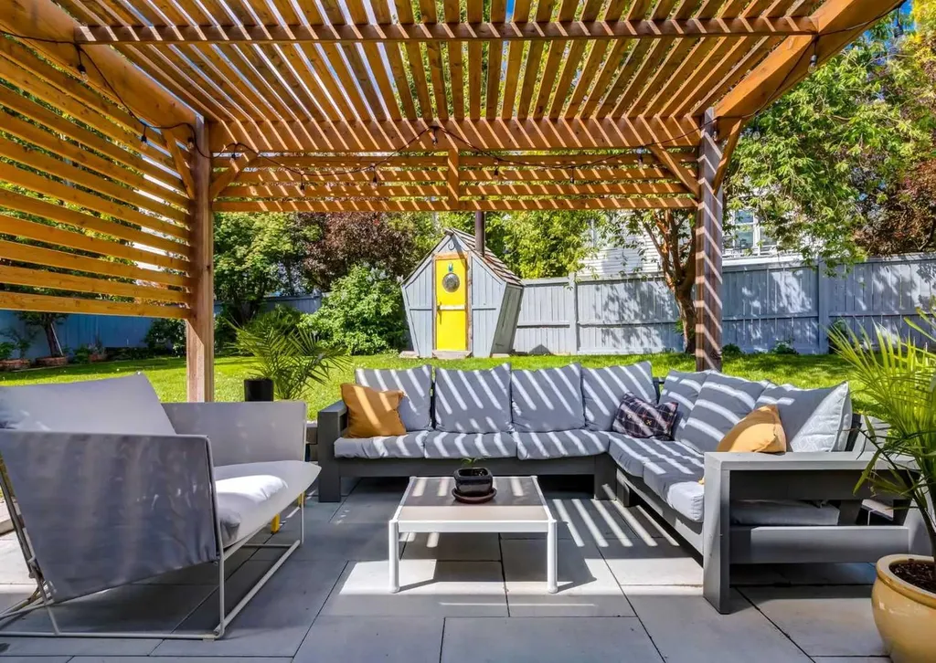 237 Scenic View Close NW Calgary AB T3L 1Y5