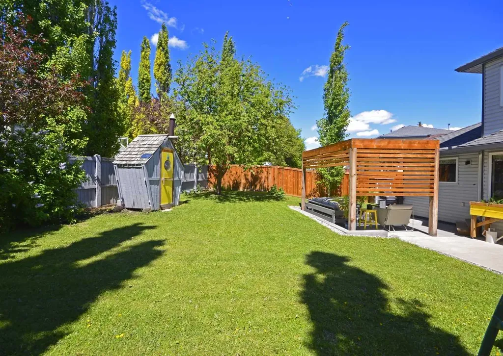 237 Scenic View Close NW Calgary AB T3L 1Y5