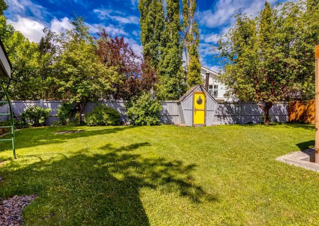 237 Scenic View Close NW Calgary AB T3L 1Y5