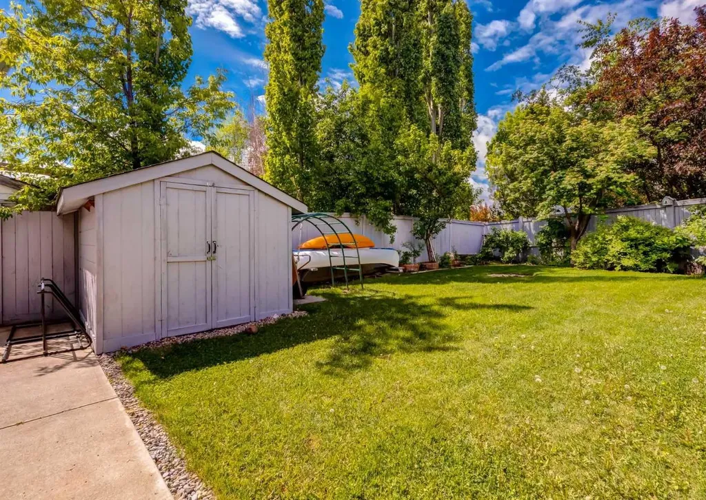 237 Scenic View Close NW Calgary AB T3L 1Y5