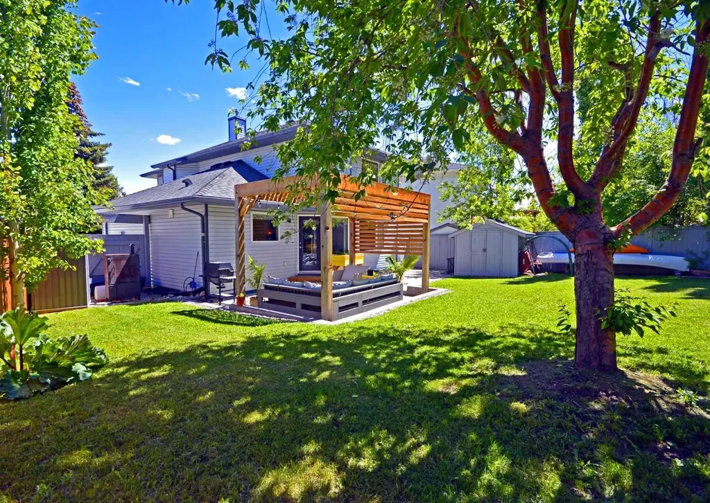 237 Scenic View Close NW Calgary AB T3L 1Y5