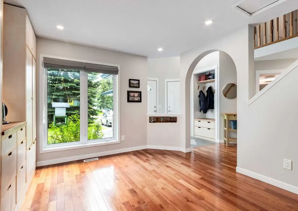 237 Scenic View Close NW Calgary AB T3L 1Y5