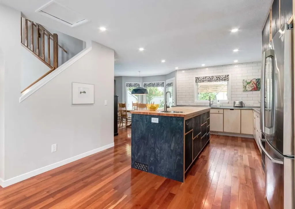 237 Scenic View Close NW Calgary AB T3L 1Y5