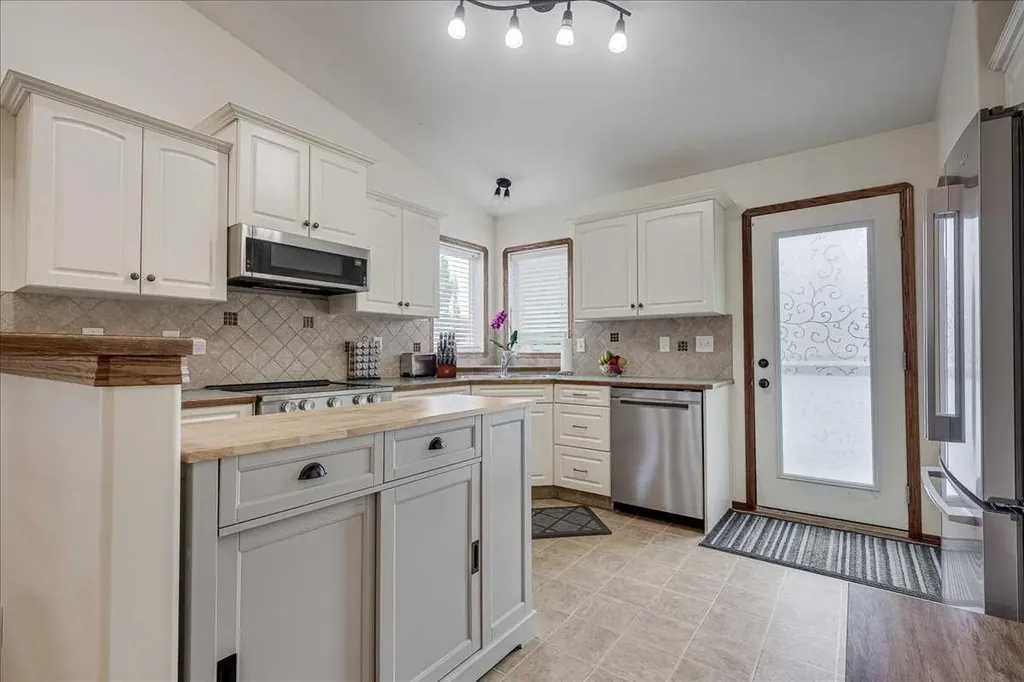 348 Lancaster Drive Red Deer AB T4R 3S4