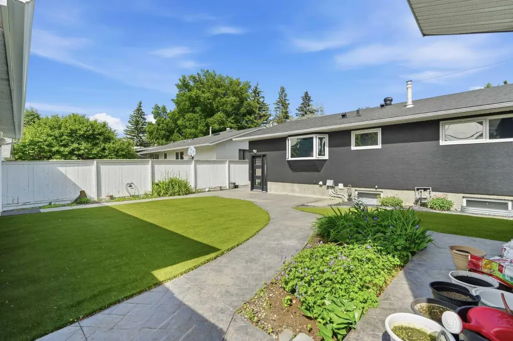 10012 Willowview Road SE Calgary AB T2J 1P4