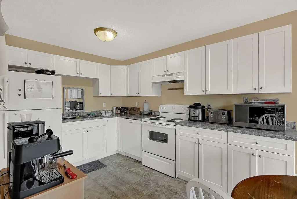 9904 71a Avenue Grande Prairie AB T8V 5T9