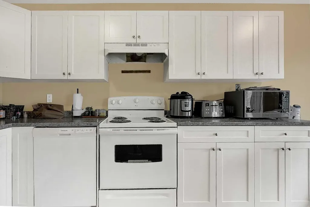 9904 71a Avenue Grande Prairie AB T8V 5T9
