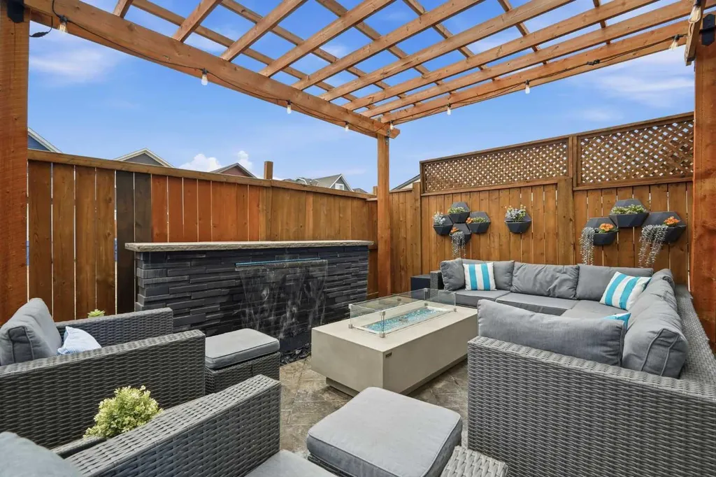 72 Masters Manor SE Calgary AB T3M 2R4