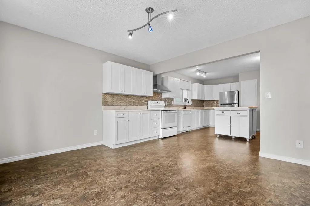 27 Beddington Road NE Calgary AB T3K 1N7