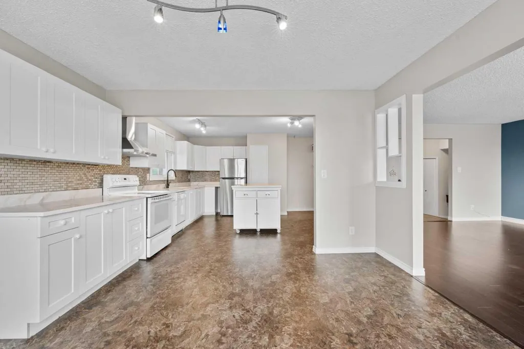 27 Beddington Road NE Calgary AB T3K 1N7