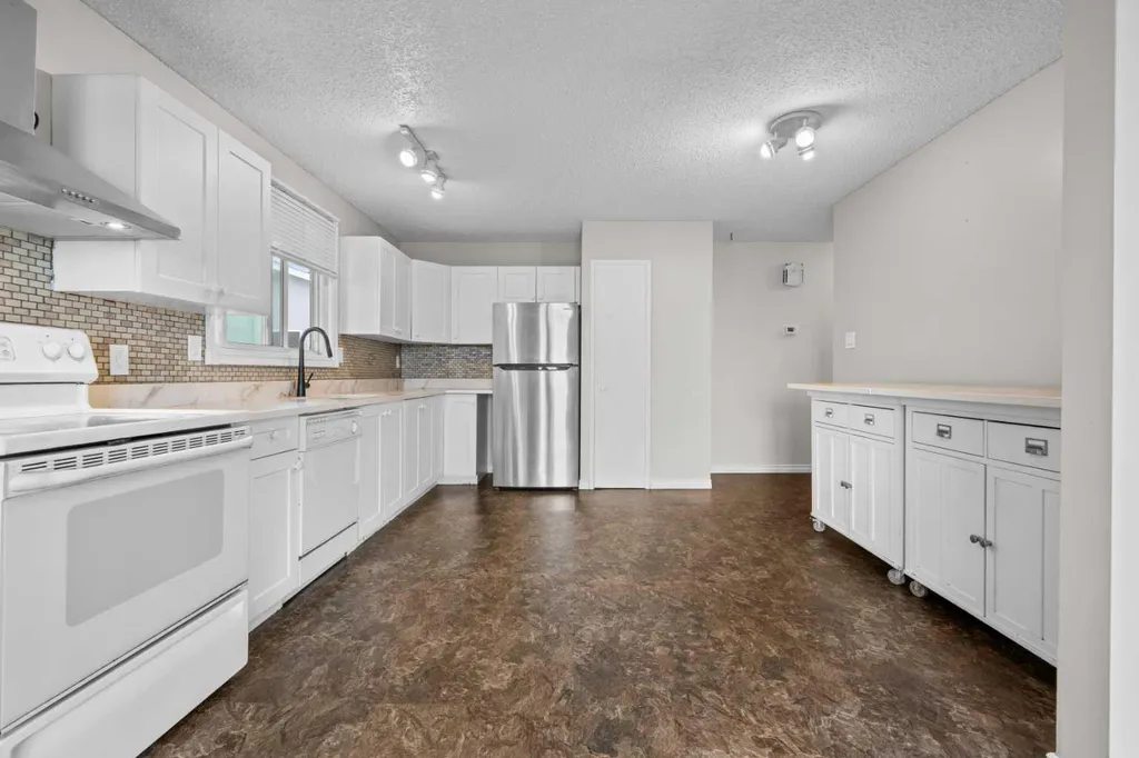27 Beddington Road NE Calgary AB T3K 1N7