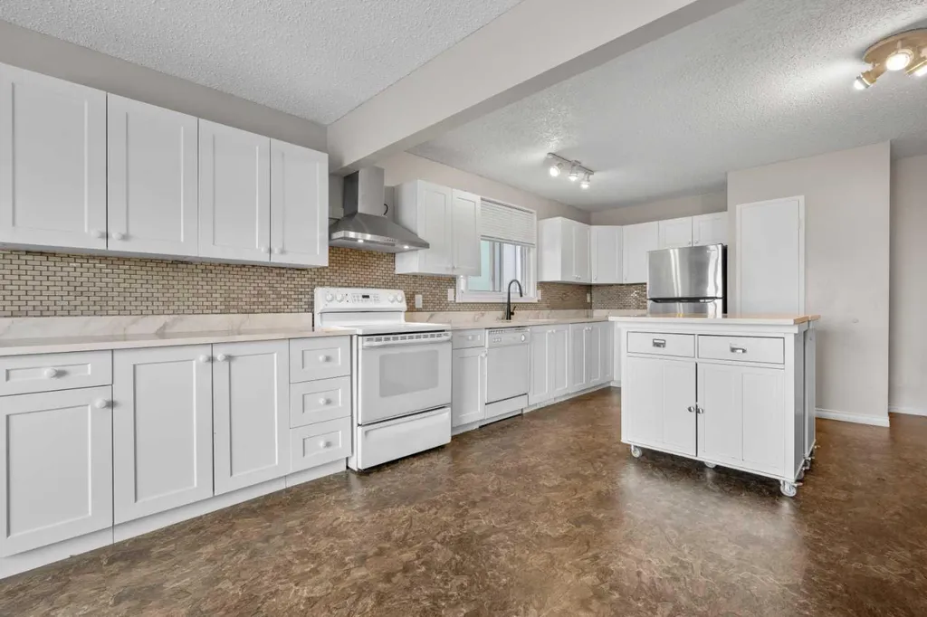 27 Beddington Road NE Calgary AB T3K 1N7