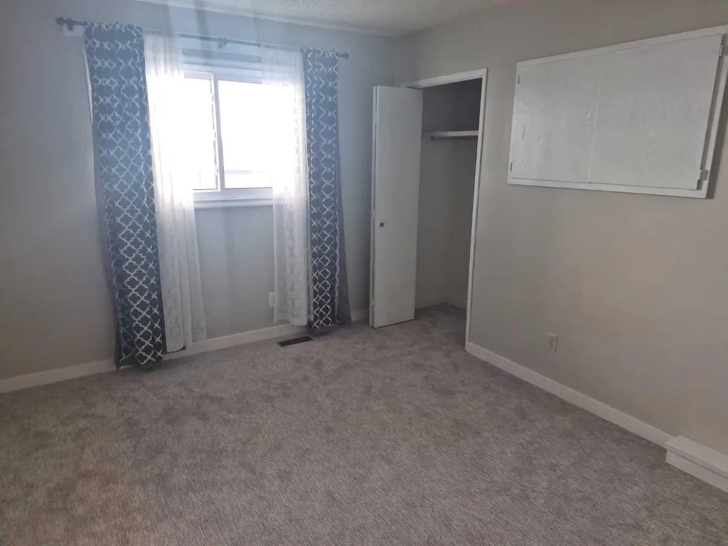 27 Beddington Road NE Calgary AB T3K 1N7