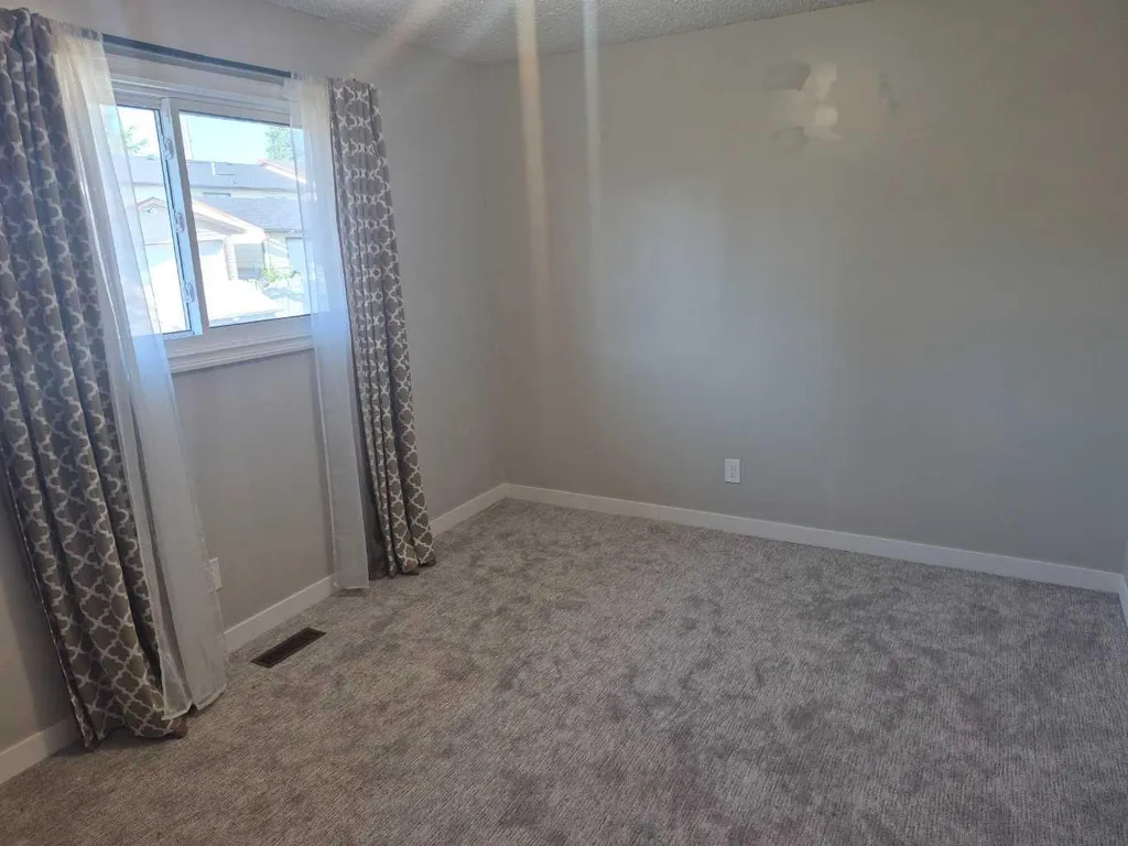 27 Beddington Road NE Calgary AB T3K 1N7