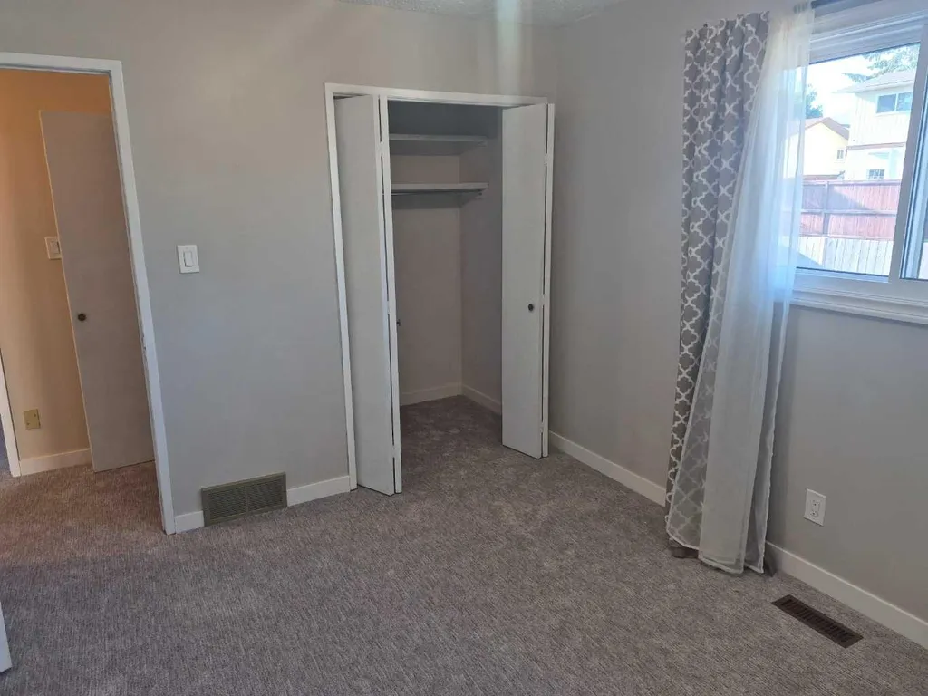 27 Beddington Road NE Calgary AB T3K 1N7