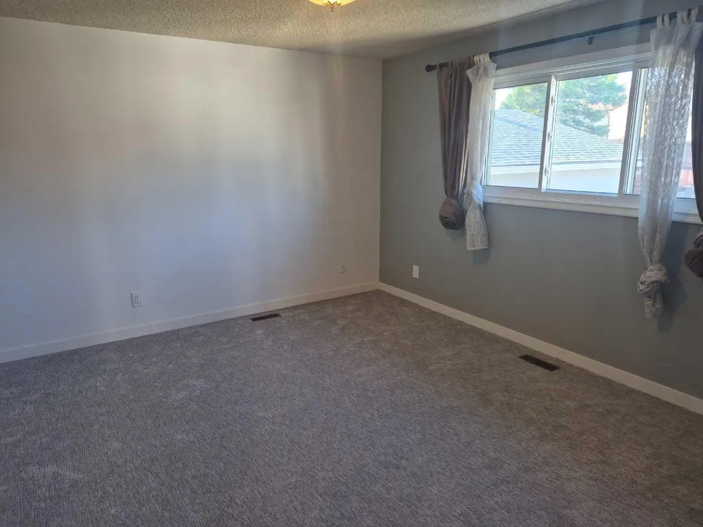 27 Beddington Road NE Calgary AB T3K 1N7