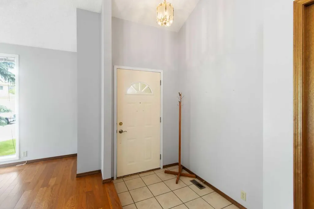 32 Del Rio Place NE Calgary AB T1Y 6N4