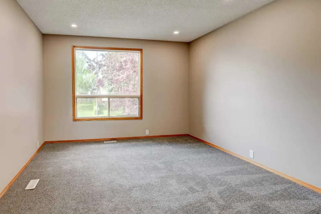 27 Dovely Way SE Calgary AB T2B 2K7