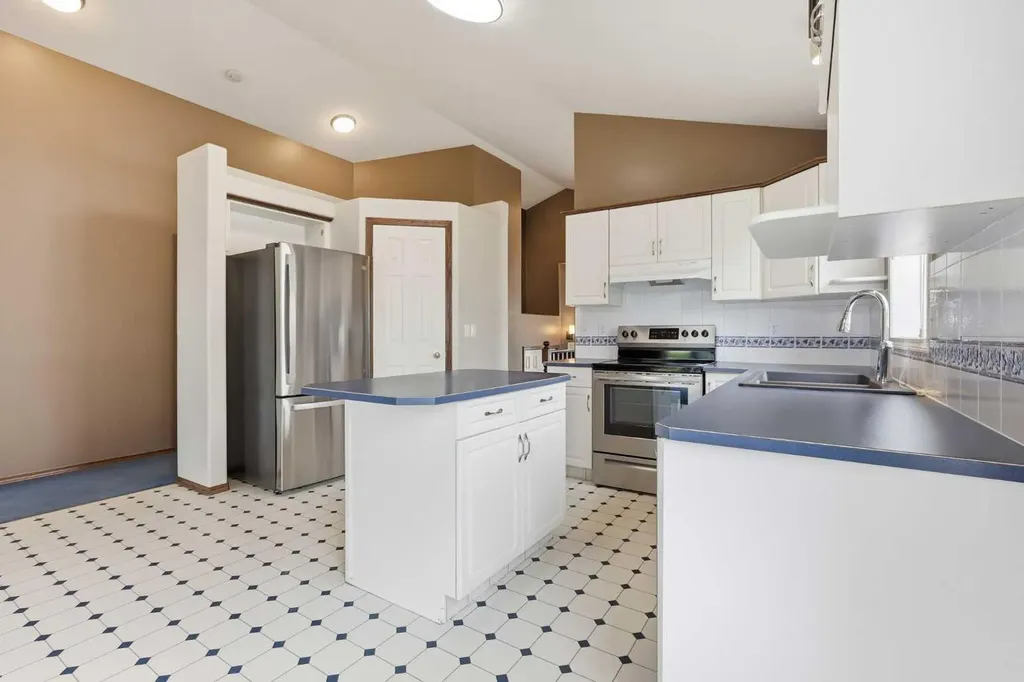 24 Sierra Nevada Rise SW Calgary AB T3H 3H6